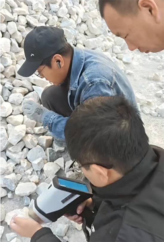 试验部荣获锦旗 | 驻守一线，攻克复杂矿石分选难题